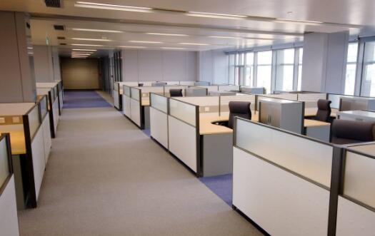 青岛办公室装修中常用的三种办公隔断